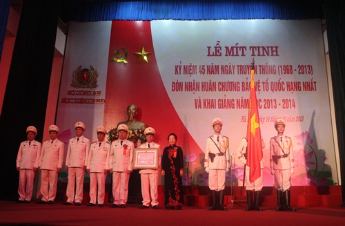 Phó Chủ tịch nước Nguyễn Thị Doan trao Huân chương Bảo vệ Tổ quốc hạng Nhất cho Học viện CSND
